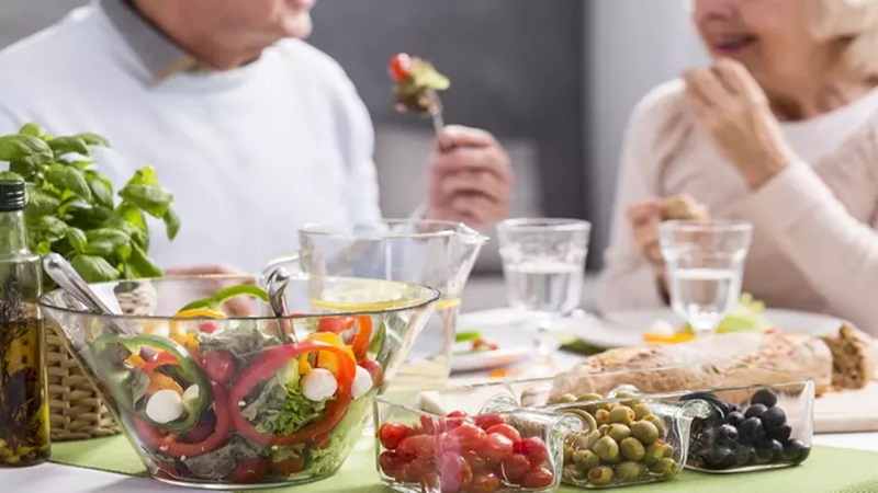 تاثیر تغذیه مناسب بر سلامت قلب در سالمندان | دکتر مهرداد طاهریون (بهترین متخصص واریس اصفهان - متخصص قلب اصفهان)